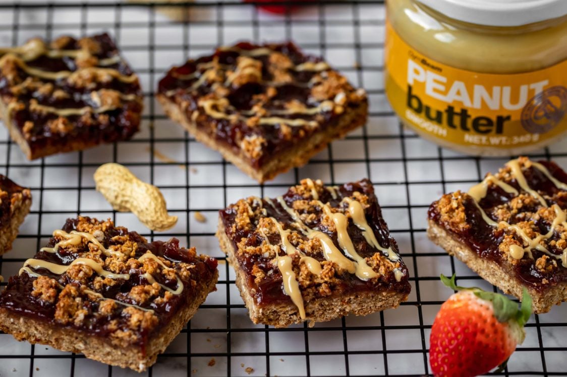 Фитнес-рецепт: батончики с арахисовой пастой и клубничным джемом