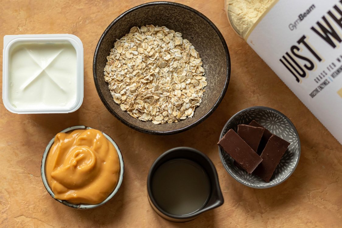 Інгредієнти для вівсяної каші з пудингом та шоколадною скоринкою на ніч