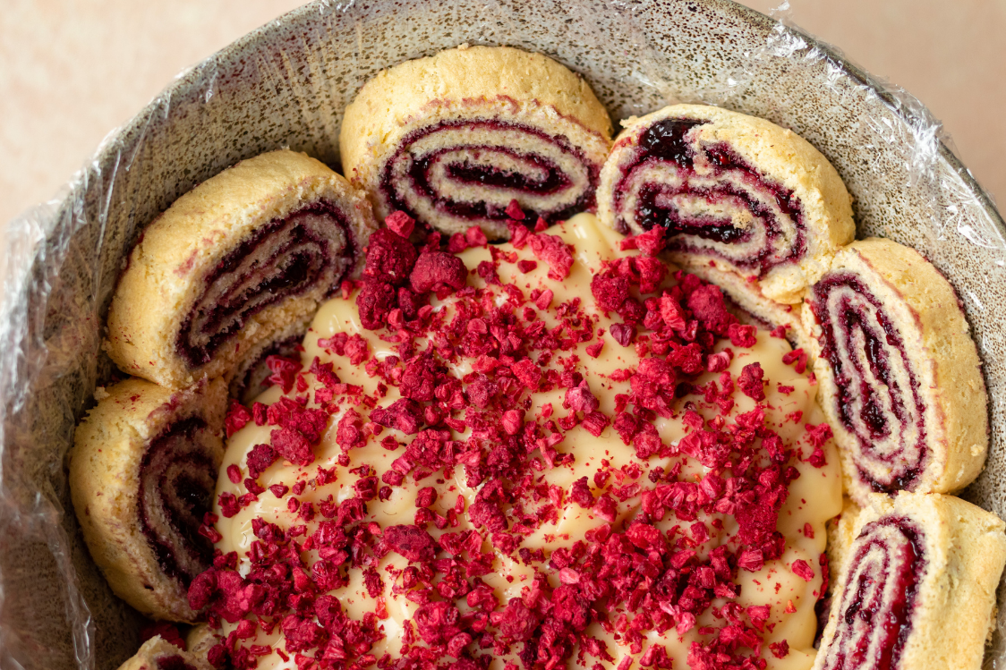 Шарлотка з ванільним пудингом і лісовими фруктами