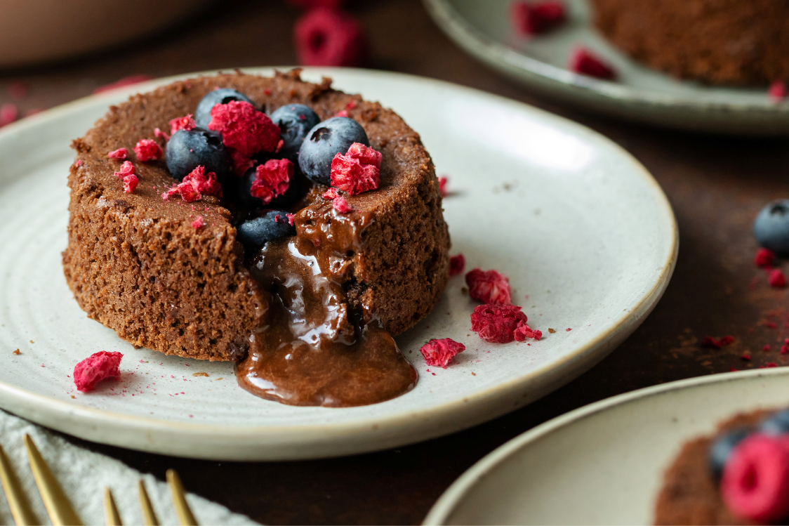 Шоколадний торт, прикрашений фруктами