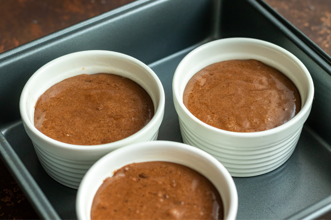 Шоколадний торт, прикрашений фруктами - інструкція