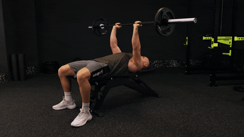Як виконувати жим штанги лежачи ближчим хватом?