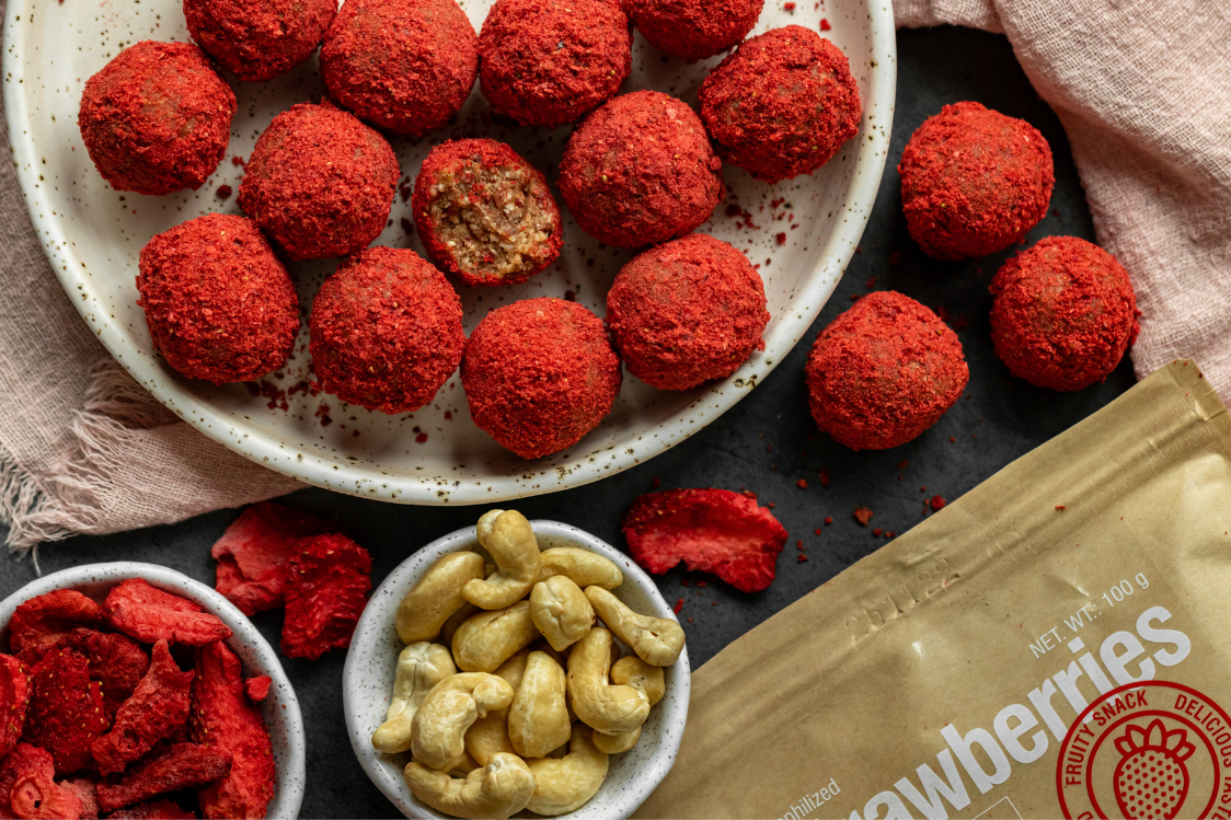 Полунично-горіхові кульки без випічки