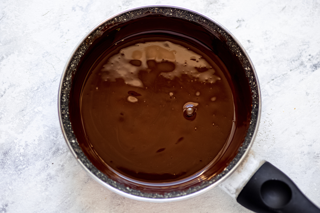 Шоколадні праліне з горіховим маслом - топлений шоколад