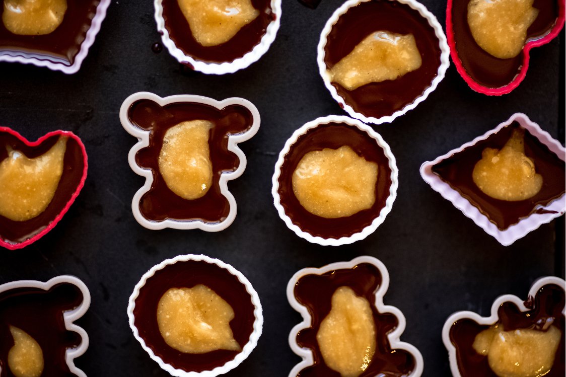 Шоколадні праліне з горіховим маслом - шоколад у формах