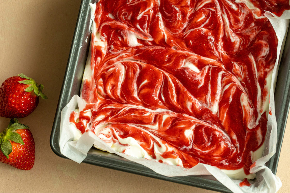 Незапечений чізкейк з полуницею викласти на форму для випікання