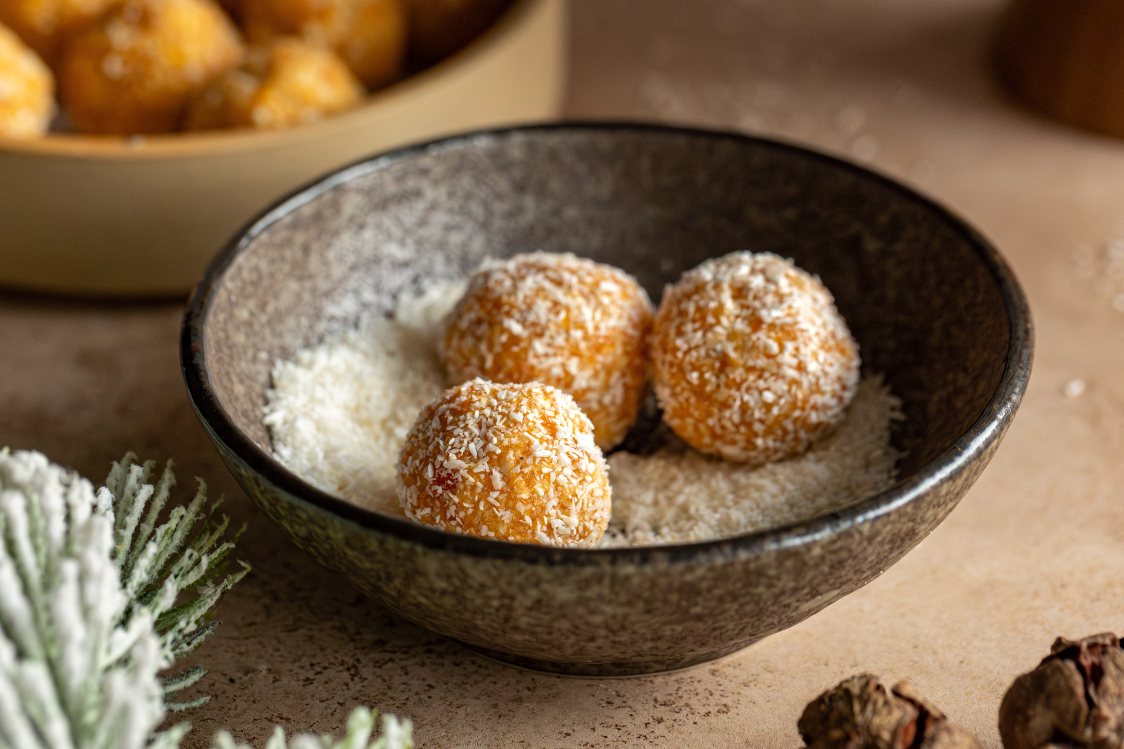 Кокосово-абрикосові кульки без випічки - поверхня