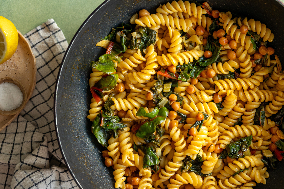 Паста з нутом та пармезаном - суміш на сковороді
