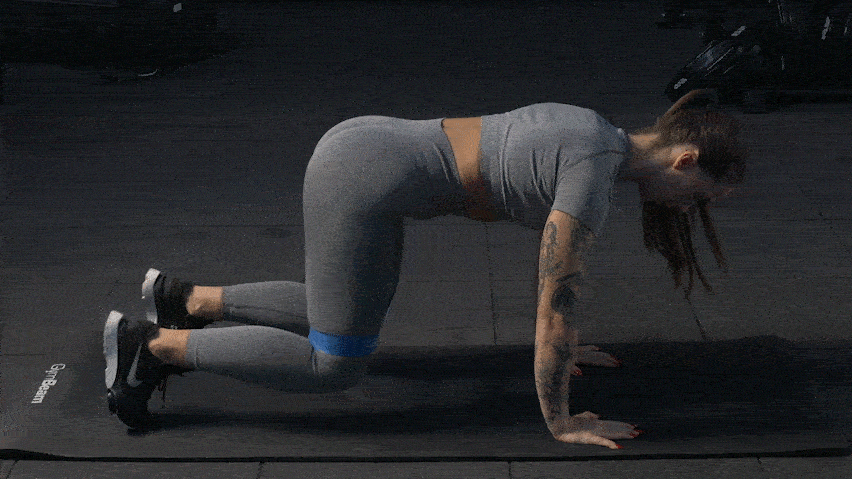 Вправа "Ведмедяча хода" в планці з еспандером