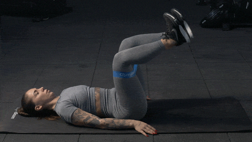 Вправа на торкання землі пʼятою лежачи з еспандером