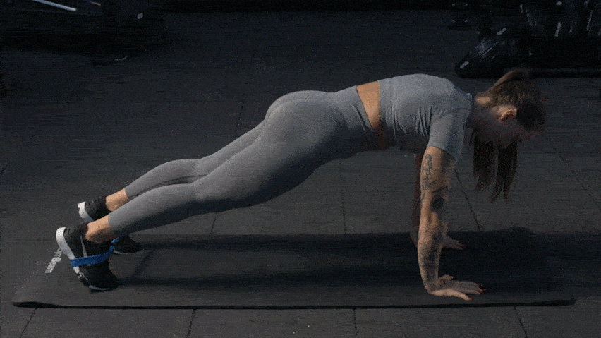 Кроки вбік у планці з еспандером - вправа