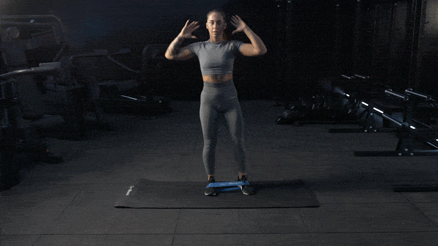 Вправа на піднімання ніг вбік стоячи з еспандером