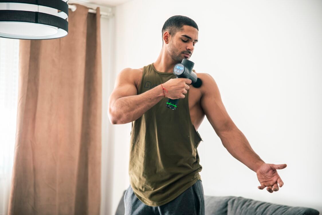 Массажный пистолет перед тренировкой