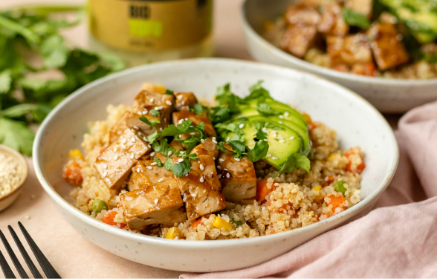 Recept - Quinoa s restovaným tofu, zeleninou a avokádom