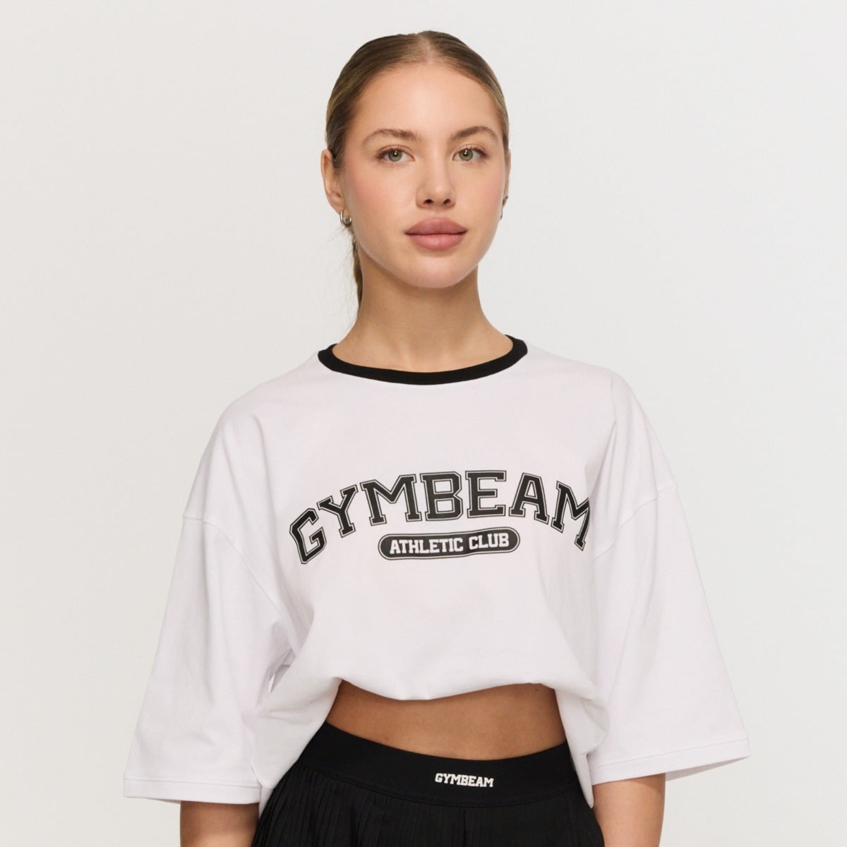 Женская футболка оверсайз Varsity белая - GymBeam